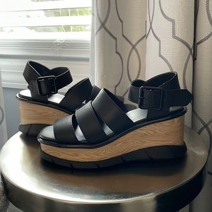Sorel sandal women size 6, black never worn